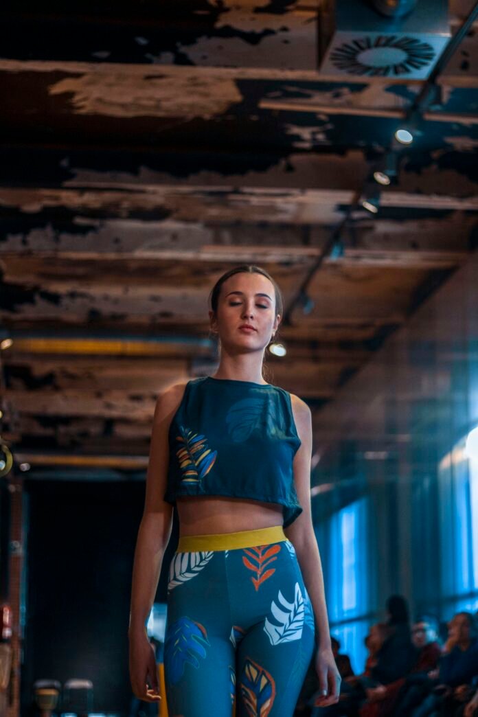 photo-1548207762-0340cfc5a58c